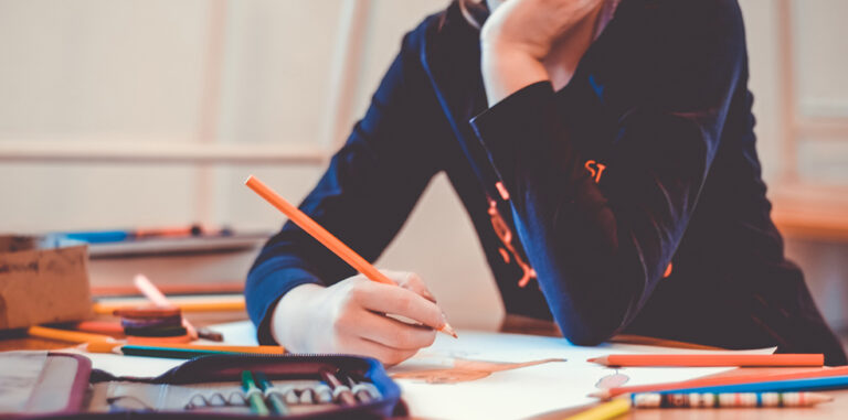 Person die an einem Tisch sitzt und lernt