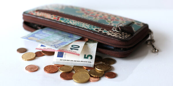 Dieses Bild zeigt eine Geldbörse und Bargeld.