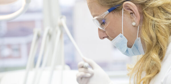 Gesundheitskraft mit Maske, Schutzbrille und Handschuhen
