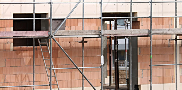 Fassade eines Hauses mit Gerüst