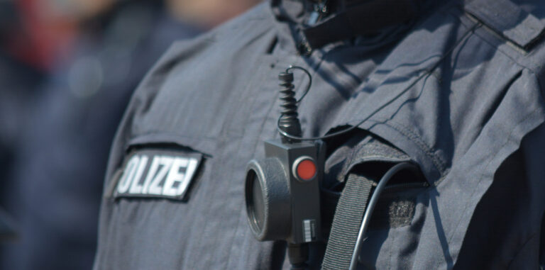 Nahaufnahme einer Polizeiuniform