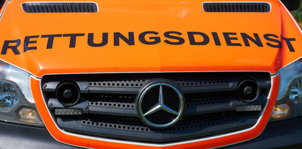 Frontansicht eines Rettungswagens