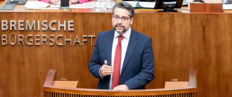 Mustafa Güngör am Rednerpult in der Bremischen Bürgerschaft