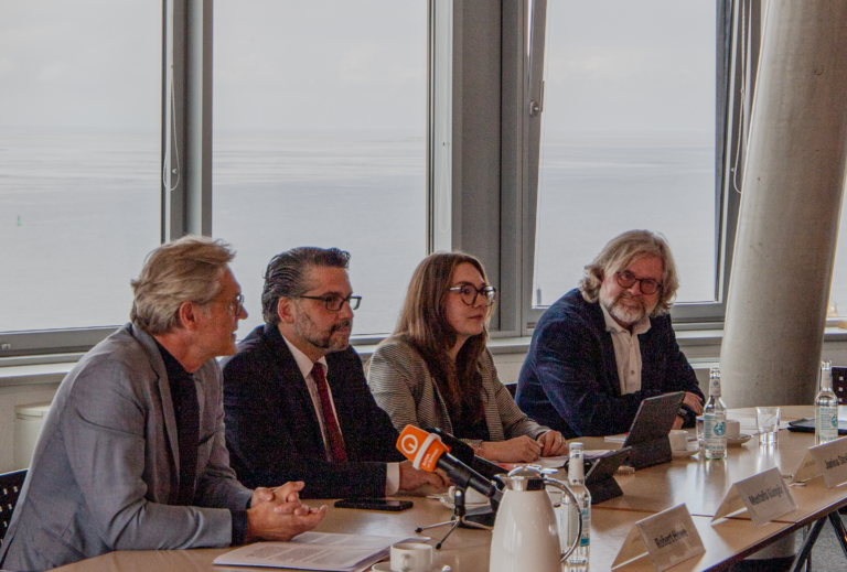 Robert Howe, Mustafa Güngör, Janina Strelow und Andreas Reißig bei der Pressekonferenz zum Thema Drogenschmuggel im Hafen.