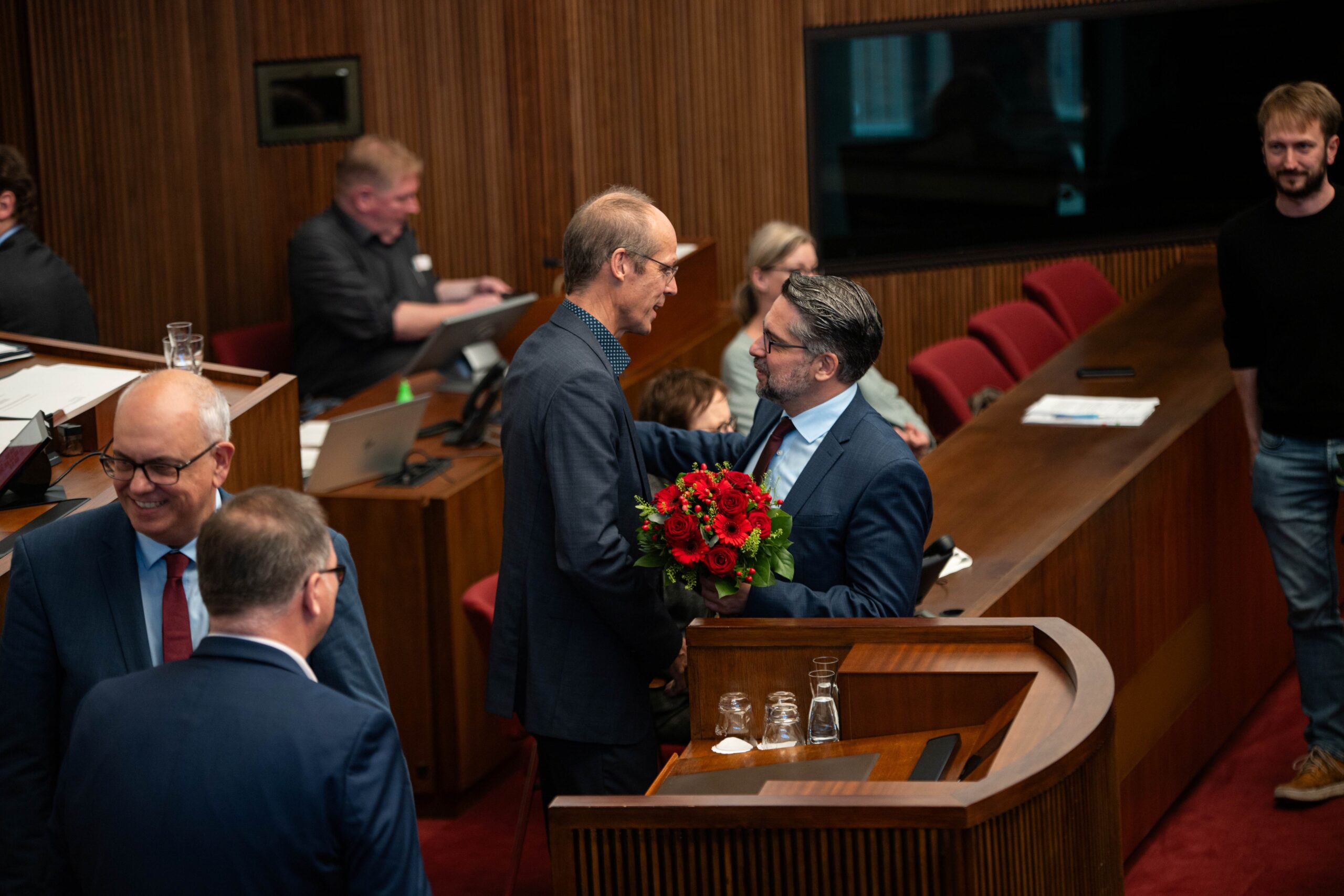 Mustafa Güngör gratuliert dem neu gewählten Senator für Kinder und Bildung, Mark Rackles