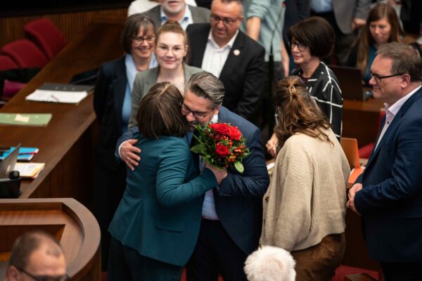 Mustafa Güngör gratuliert Henrike Müller zur Wahl zur Senatorin 