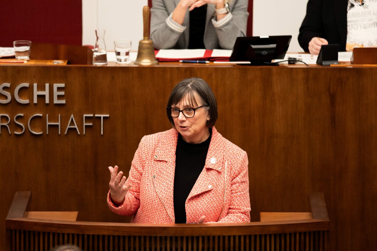 Ute Reimers-Bruns bei einer Rede im Parlament