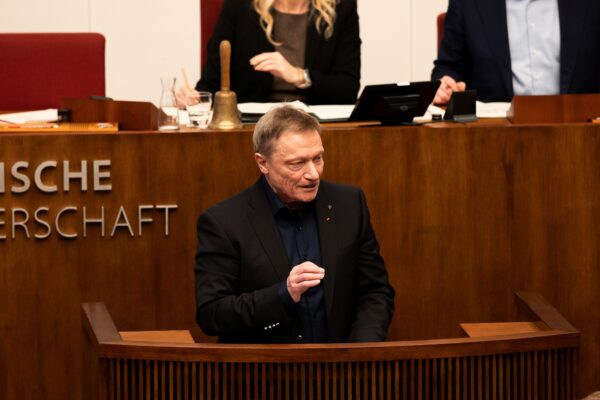 Arno Gottschalk hält eine Rede im Parlament